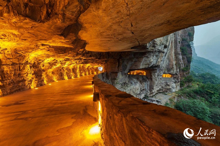 China em movimento: estrada esculpida em penhasco vira símbolo de superação e progresso