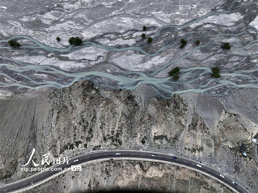 Galeria: paisagem deslumbrante ao longo da rodovia Dushanzi-Kuche em Xinjiang