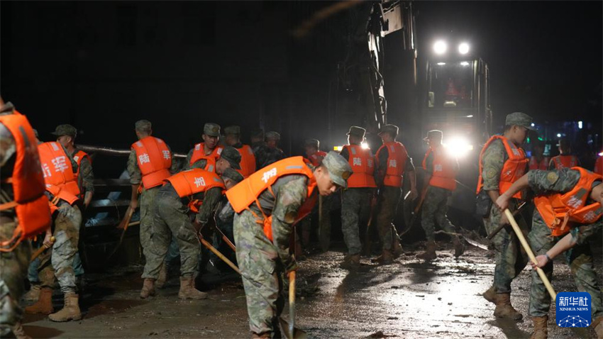 China: soldados do ELP, das forças da Polícia Armada e milicianos são mobilizados para operações de controle de enchentes e resgate