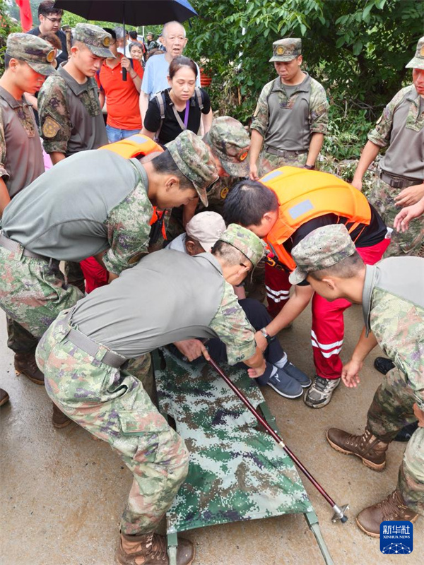 China: soldados do ELP, das forças da Polícia Armada e milicianos são mobilizados para operações de controle de enchentes e resgate