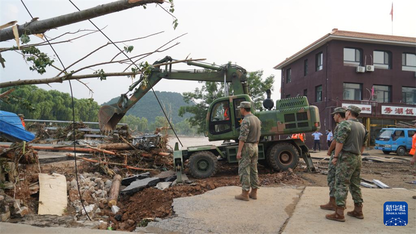 China: soldados do ELP, das forças da Polícia Armada e milicianos são mobilizados para operações de controle de enchentes e resgate