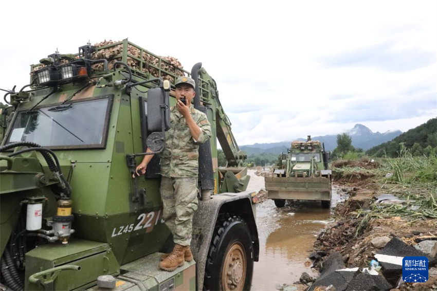 China: soldados do ELP, das forças da Polícia Armada e milicianos são mobilizados para operações de controle de enchentes e resgate