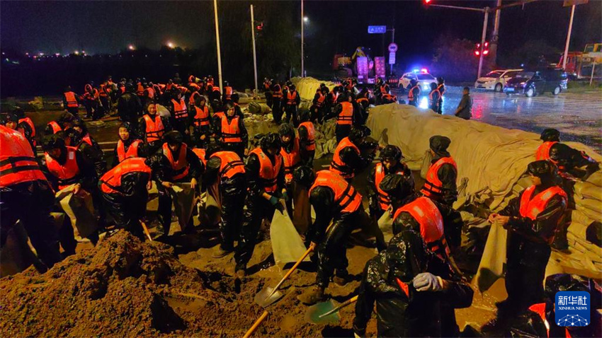 China: soldados do ELP, das forças da Polícia Armada e milicianos são mobilizados para operações de controle de enchentes e resgate