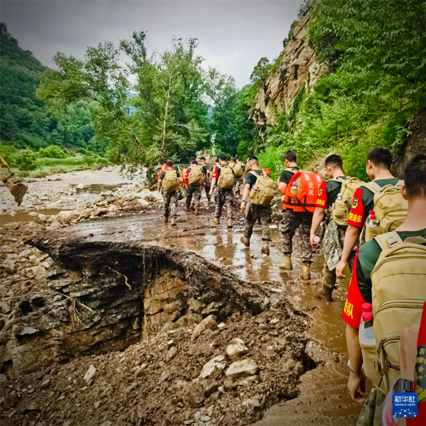 China: soldados do ELP, das forças da Polícia Armada e milicianos são mobilizados para operações de controle de enchentes e resgate