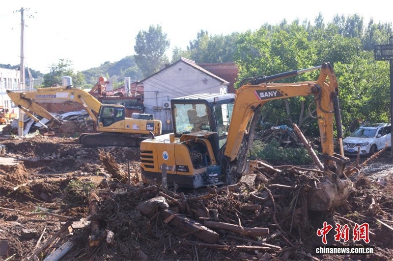 Vilas nos arredores de Beijing afetadas por chuvas fortes iniciam trabalhos de resgate e reparo de infraestruturas