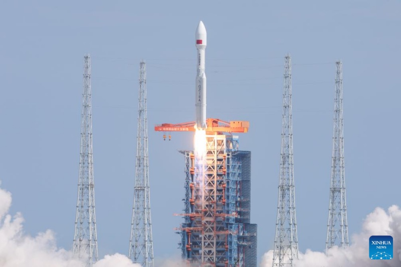 China lança com sucesso grupo de satélites de órbita terrestre baixa