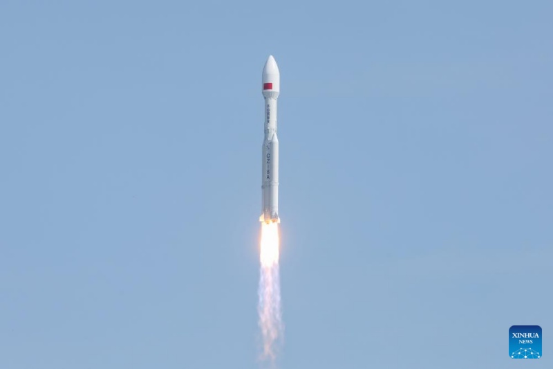 China lança com sucesso grupo de satélites de órbita terrestre baixa