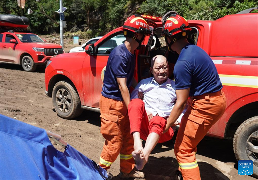 Equipes de resgate evacuam moradores retidos e limpam locais danificados em áreas afetadas por enchentes em Beijing