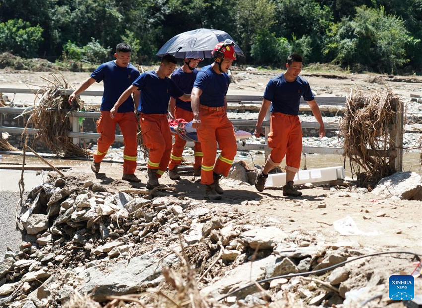 Equipes de resgate evacuam moradores retidos e limpam locais danificados em áreas afetadas por enchentes em Beijing