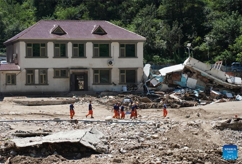 Equipes de resgate evacuam moradores retidos e limpam locais danificados em áreas afetadas por enchentes em Beijing