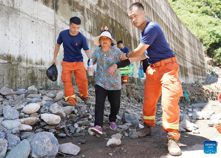 Equipes de resgate evacuam moradores retidos e limpam locais danificados em áreas afetadas por enchentes em Beijing