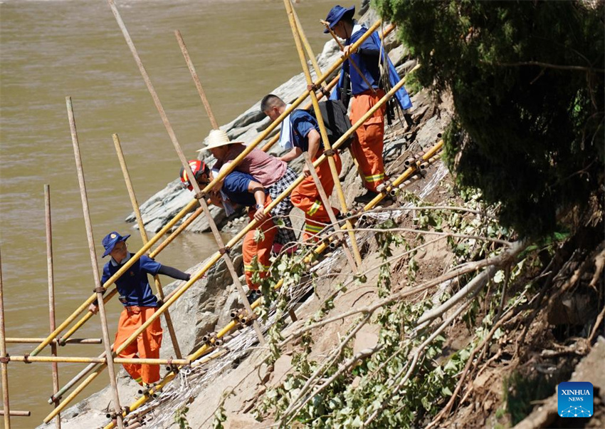 Equipes de resgate evacuam moradores retidos e limpam locais danificados em áreas afetadas por enchentes em Beijing