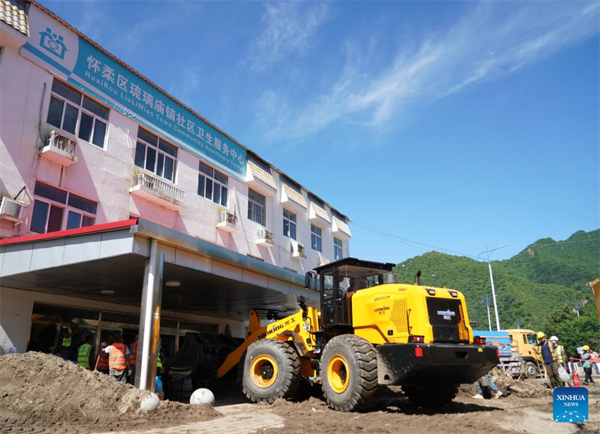 Equipes de resgate evacuam moradores retidos e limpam locais danificados em áreas afetadas por enchentes em Beijing