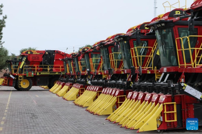 Galeria: oficina de fabricação de colheitadeiras de algodão em Xinjiang