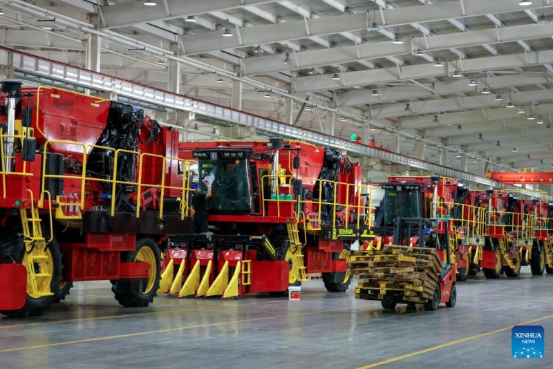 Galeria: oficina de fabricação de colheitadeiras de algodão em Xinjiang