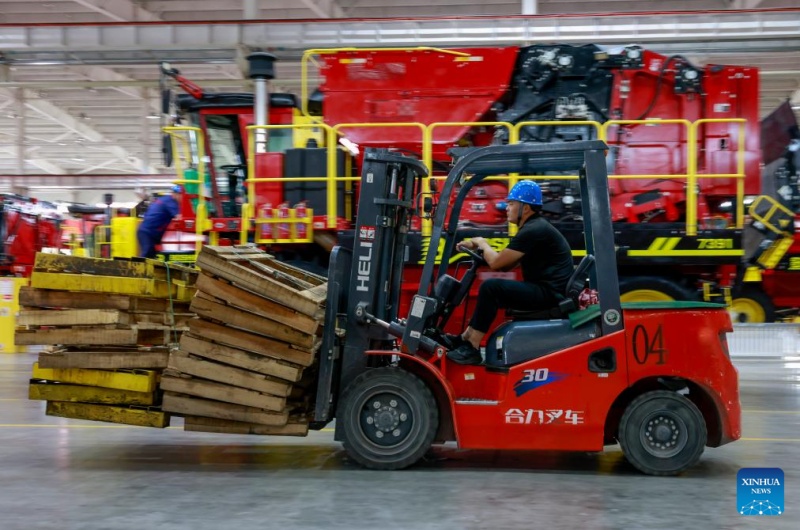 Galeria: oficina de fabricação de colheitadeiras de algodão em Xinjiang