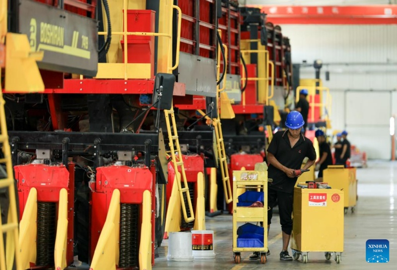 Galeria: oficina de fabricação de colheitadeiras de algodão em Xinjiang