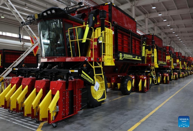 Galeria: oficina de fabricação de colheitadeiras de algodão em Xinjiang