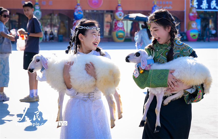 Galeria: mercado de turismo cultural de verão continua aquecido em Hohhot, no norte da China