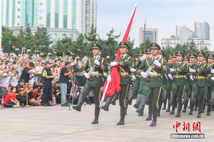 Nanchang realiza cerimônia de hasteamento da bandeira para celebrar Dia do Exército da China