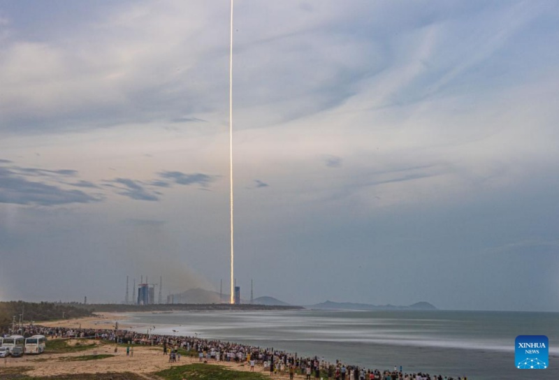 China lança novos satélites de internet com foguete Longa Marcha-12