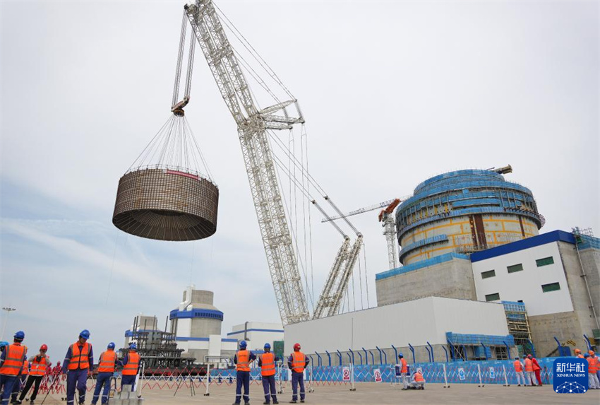 Shandong: módulo CB20 para a 3ª unidade da Usina Nuclear de Haiyang é içado em posição