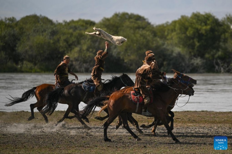 Visitantes são atraídos pelas paisagens naturais e atrações culturais únicas em Xinjiang