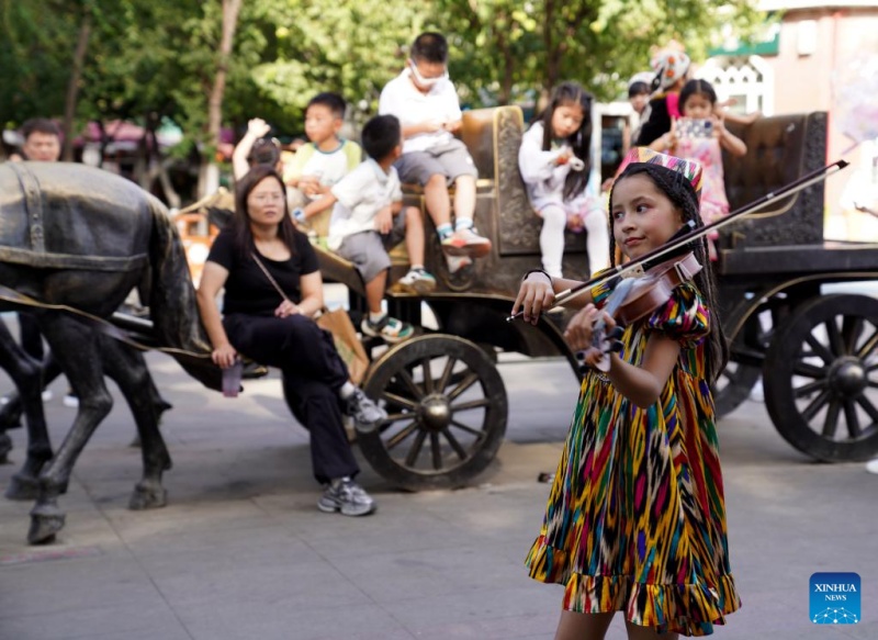 Visitantes são atraídos pelas paisagens naturais e atrações culturais únicas em Xinjiang