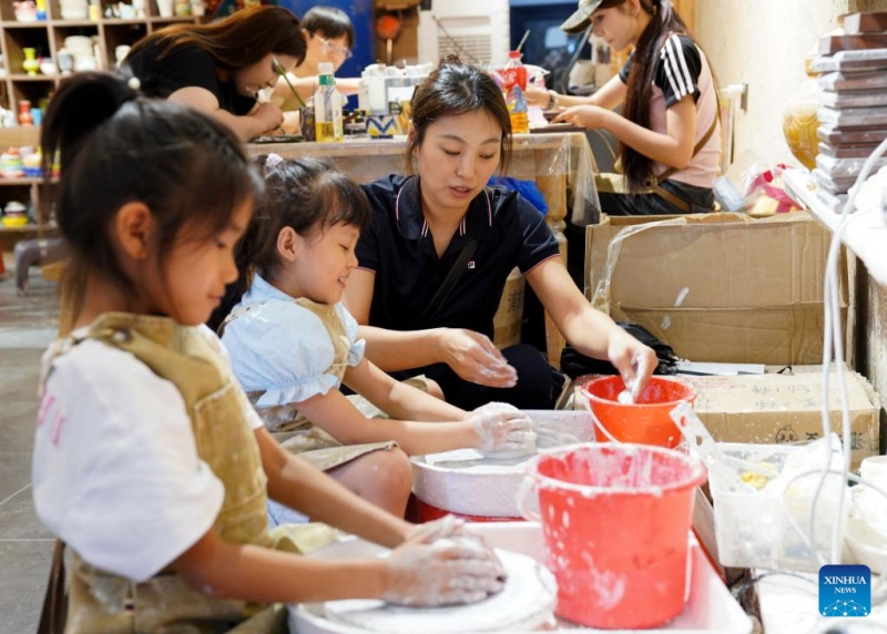 Visitantes são atraídos pelas paisagens naturais e atrações culturais únicas em Xinjiang