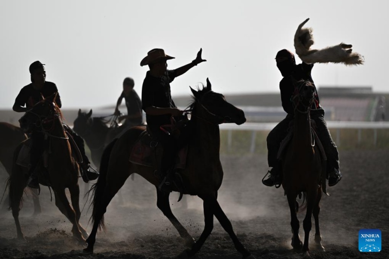 Visitantes são atraídos pelas paisagens naturais e atrações culturais únicas em Xinjiang