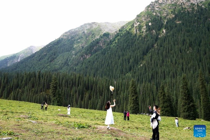 Visitantes são atraídos pelas paisagens naturais e atrações culturais únicas em Xinjiang