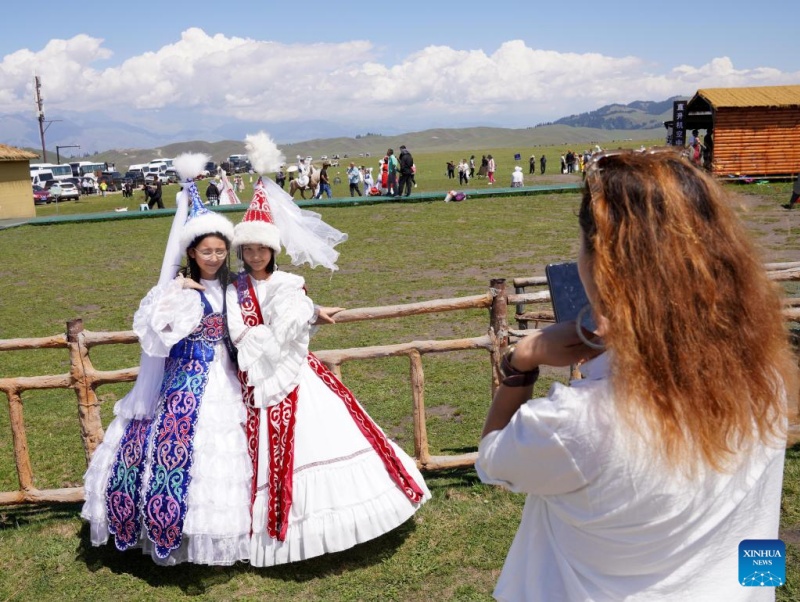 Visitantes são atraídos pelas paisagens naturais e atrações culturais únicas em Xinjiang