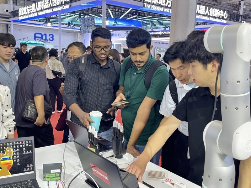 Conferência Mundial de Robôs revela a tendência futura de robôs com inteligência incorporada