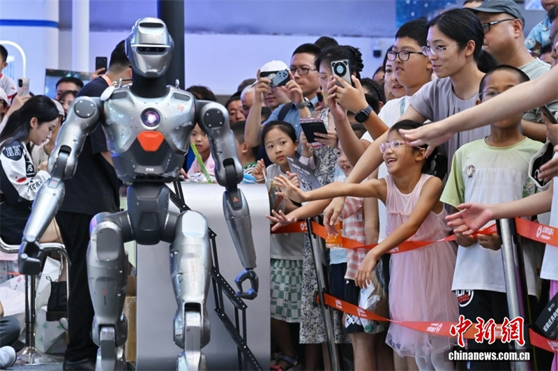 Conferência Mundial de Robôs artrai multidão de visitantes