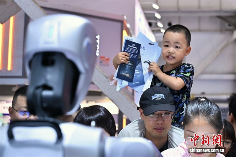 Conferência Mundial de Robôs artrai multidão de visitantes