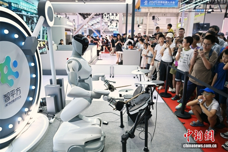 Conferência Mundial de Robôs artrai multidão de visitantes