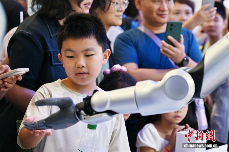 Conferência Mundial de Robôs artrai multidão de visitantes