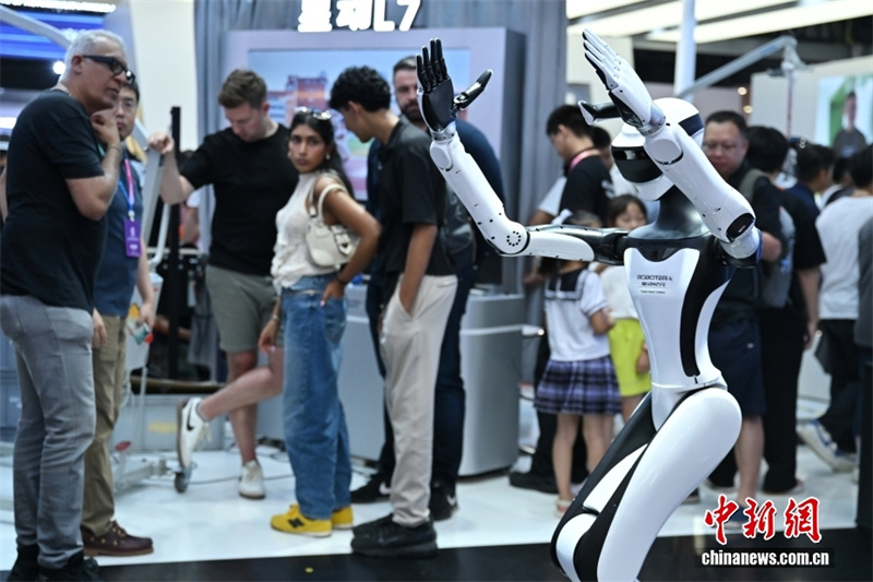 Conferência Mundial de Robôs artrai multidão de visitantes