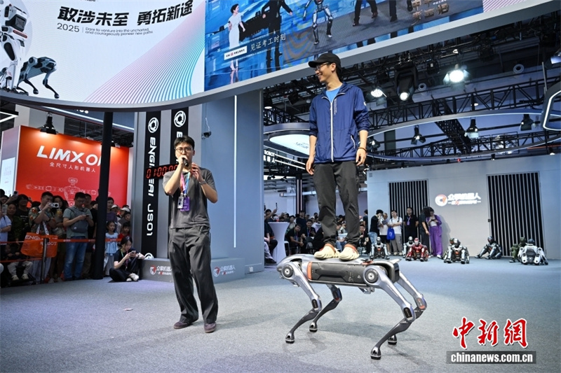 Conferência Mundial de Robôs artrai multidão de visitantes