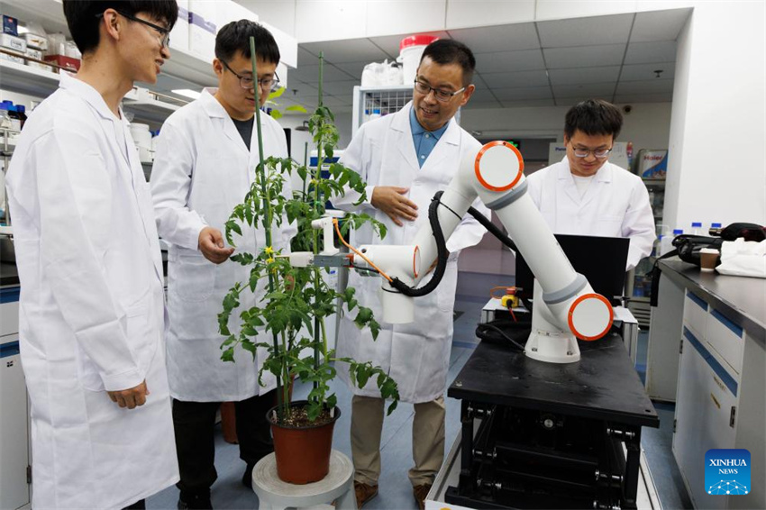 Cientistas chineses desenvolvem primeiro robô de reprodução inteligente de processo completo do mundo