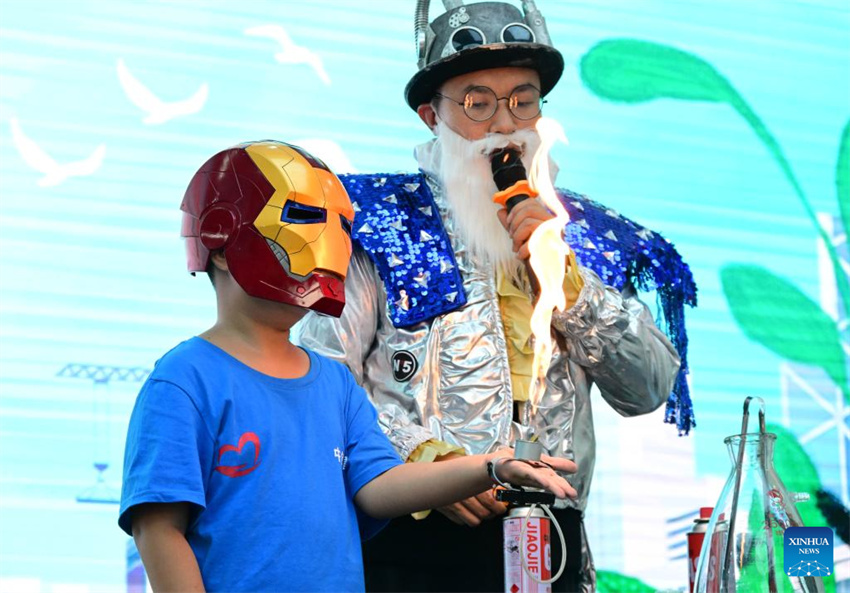 China: crianças aproveitam férias de verão em todo o país