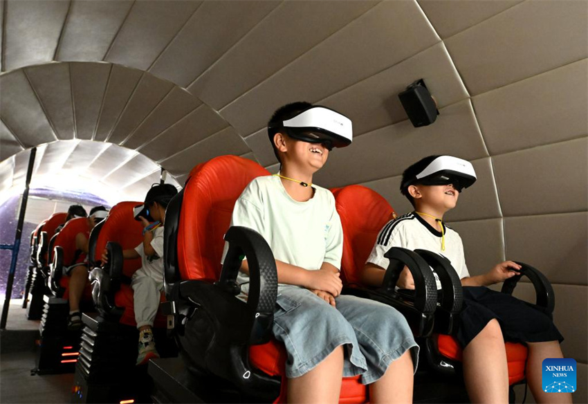 China: crianças aproveitam férias de verão em todo o país