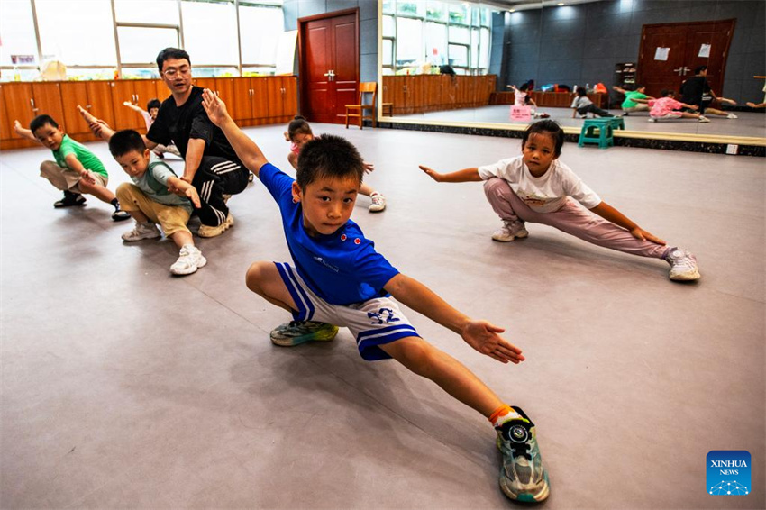 China: crianças aproveitam férias de verão em todo o país