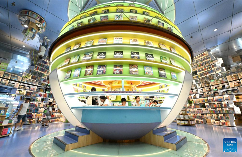 China: crianças aproveitam férias de verão em todo o país