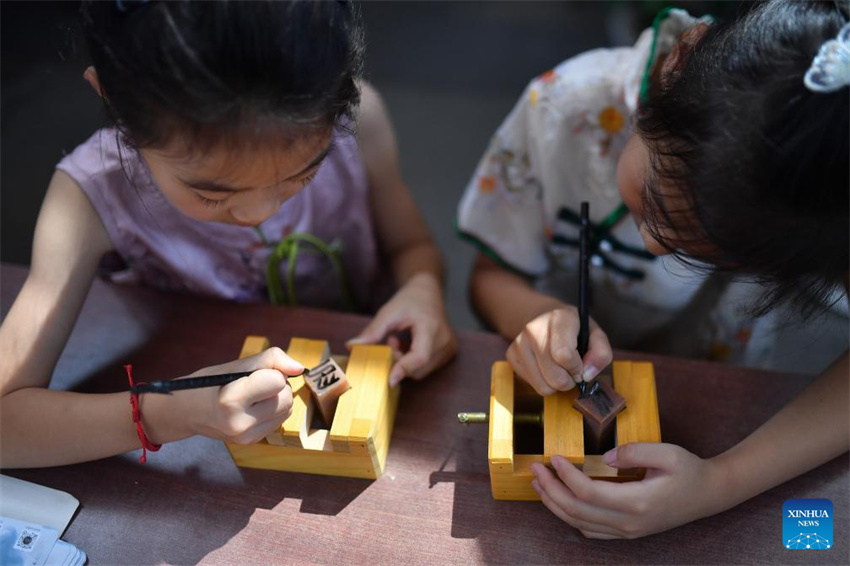 China: crianças aproveitam férias de verão em todo o país