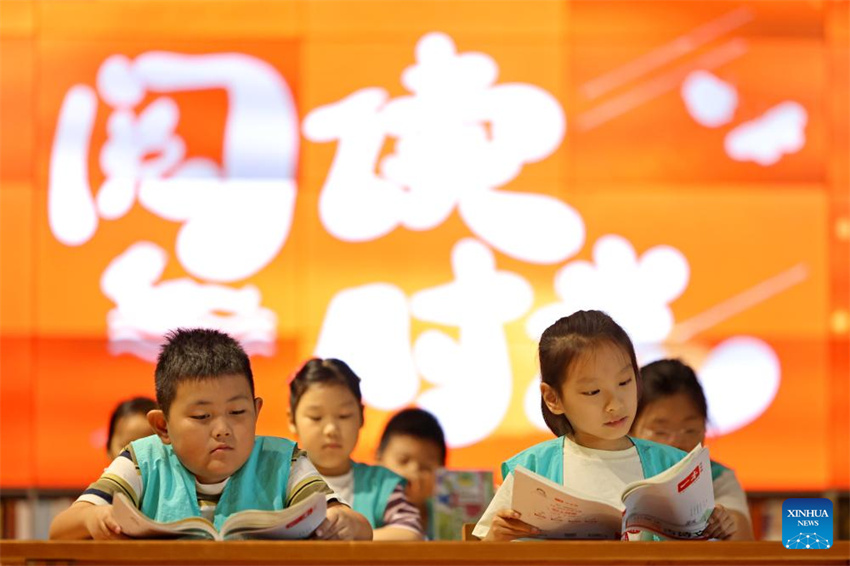 China: crianças aproveitam férias de verão em todo o país