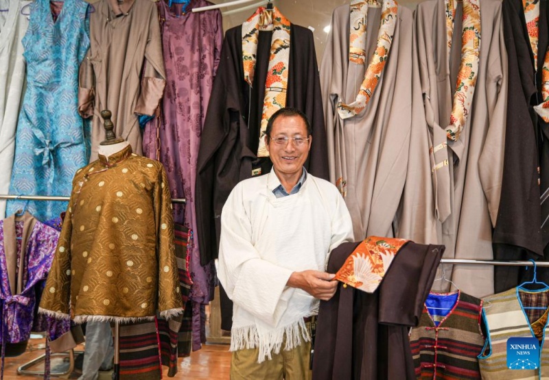 Herdeiro da técnica de confecção de trajes de Lhasa em Xizang
