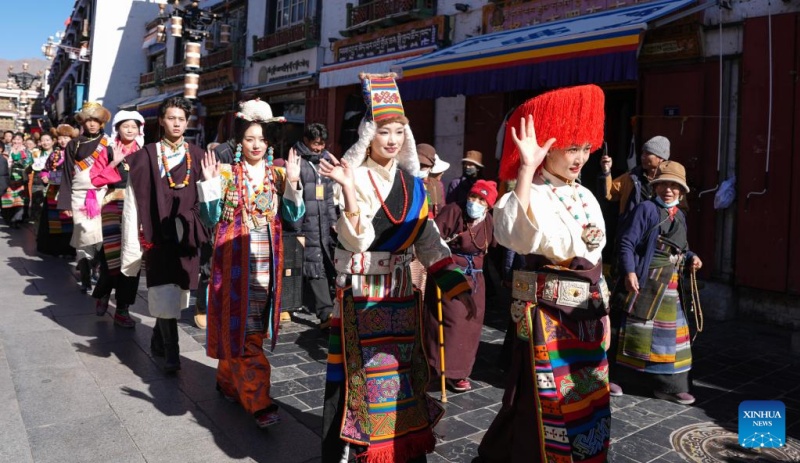Herdeiro da técnica de confecção de trajes de Lhasa em Xizang