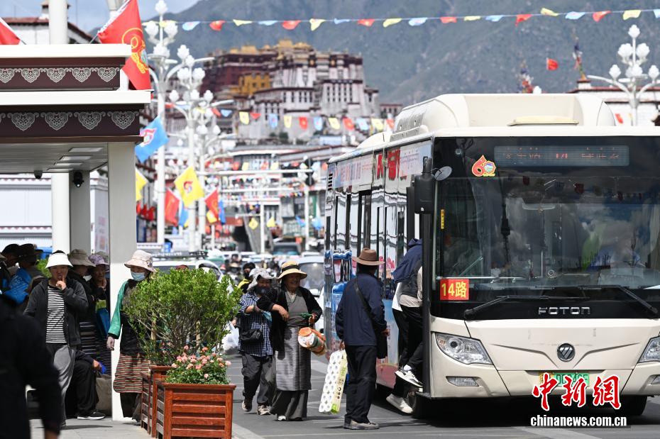 Contagem regressiva para 60º aniversário da Região Autônoma do Xizang: ruas de Lhasa ganham clima festivo