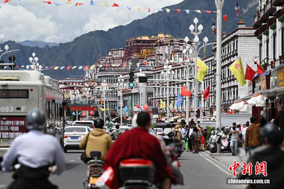 Contagem regressiva para 60º aniversário da Região Autônoma do Xizang: ruas de Lhasa ganham clima festivo